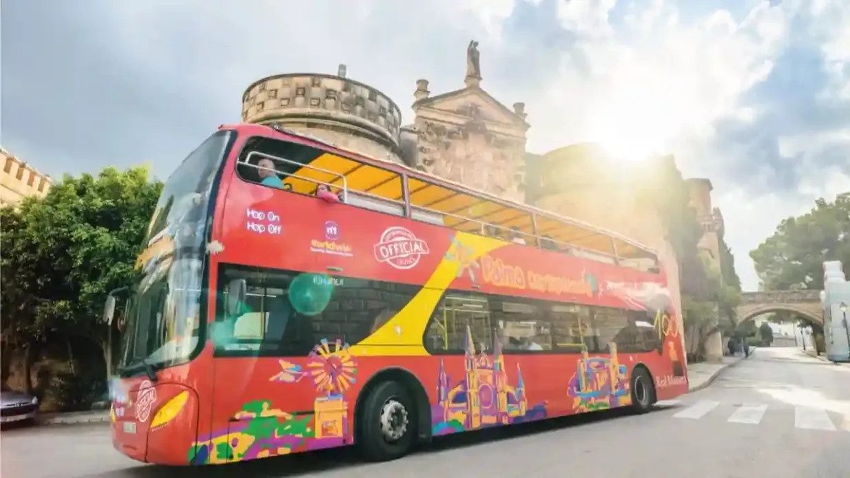 Mallorca: Hop-on Hop-off Bus Tour mit Eintrittskarten für Attraktionen Bereitgestellt von City Sightseeing LTD