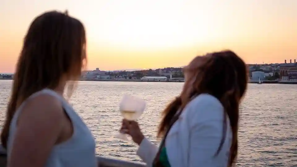 Lisbona: Crociera al tramonto sul fiume Tago con bevande e snack