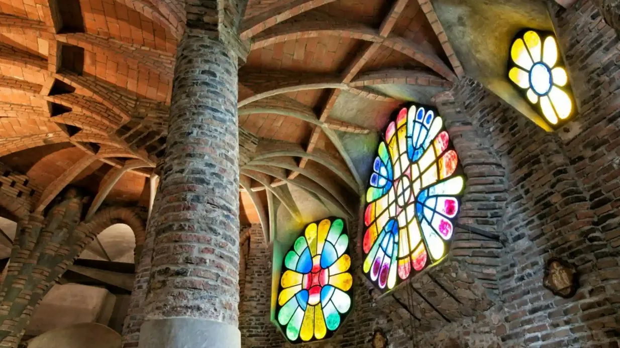 Cripta de Gaudí y Colonia Güell desde Barcelona + Audioguía Operado por Advanced Leisure Services SL