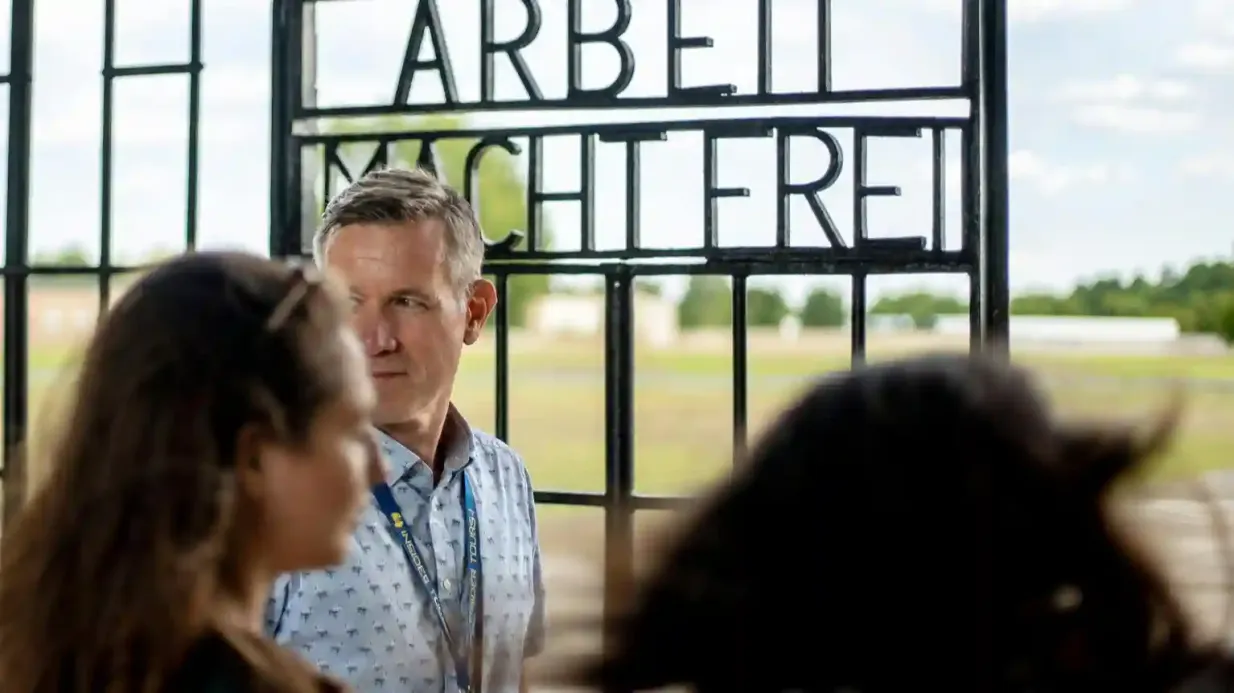 Memoriale del campo di concentramento di Sachsenhausen: Tour guidato + autobus da Beriln Fornito da Insider Tour - John O'Lewary