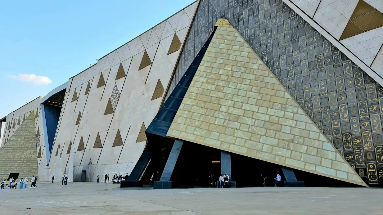 Giza Pyramids, Sphinx & Grand Egyptian Museum: Guided Tour + Transport + Lunch
